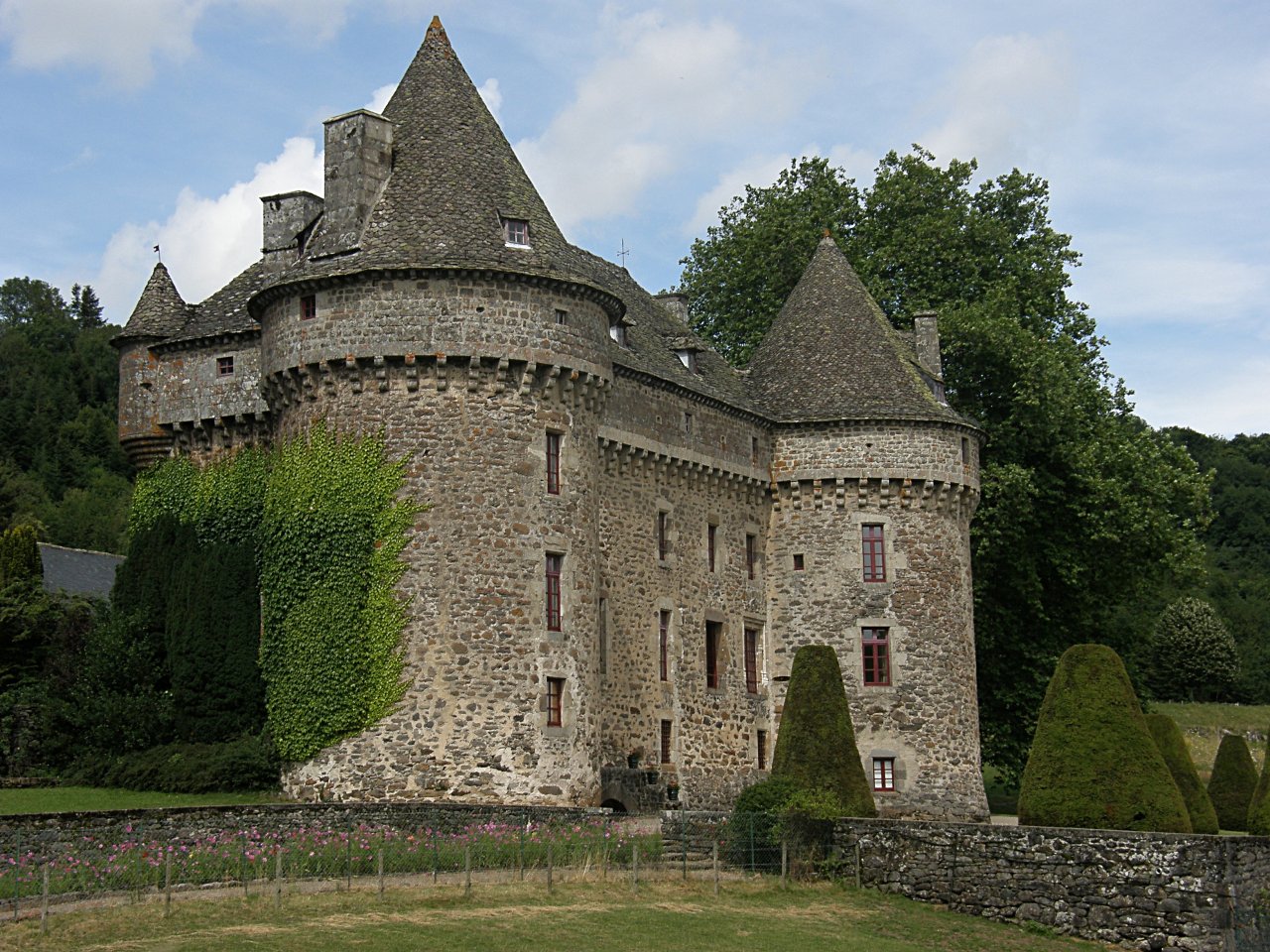 Auzers, Castles in France
