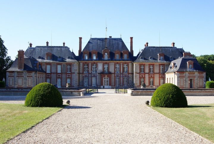Breteuil, Castles in France