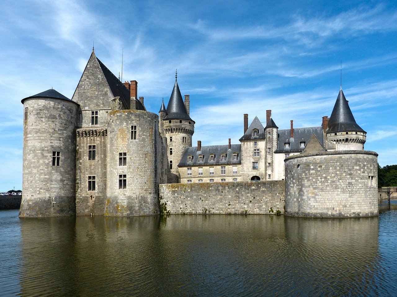 Sully sur Loire, Castles in France